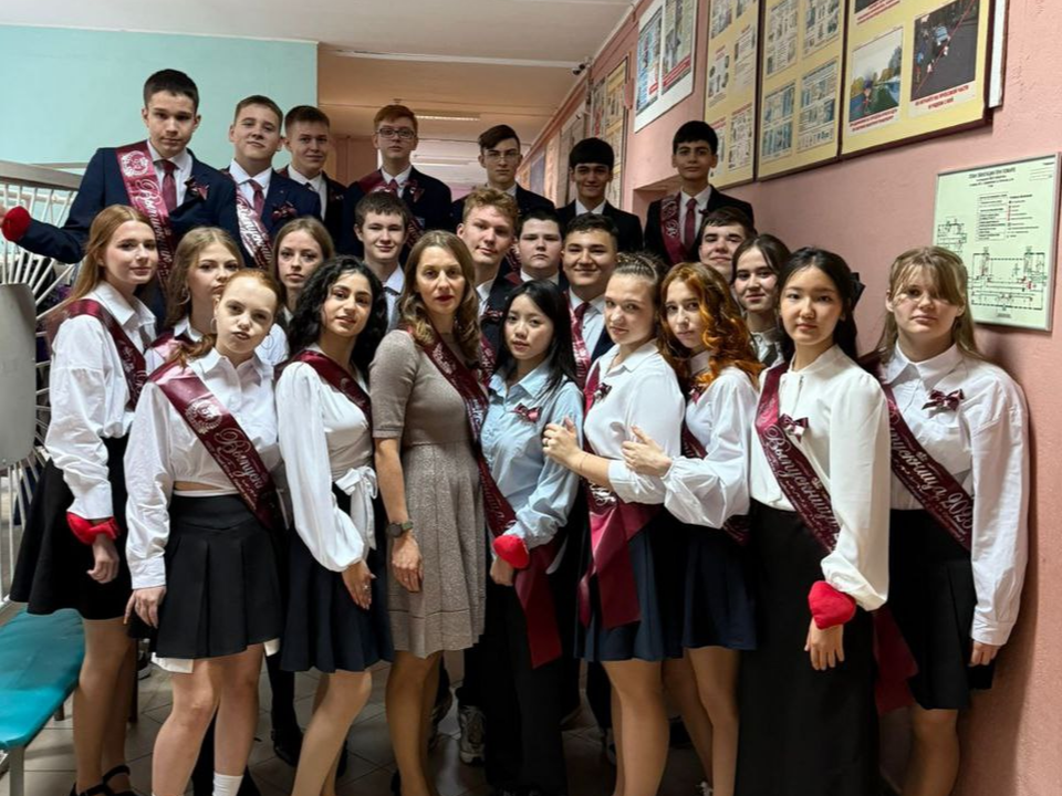 Для 175 одиннадцатиклассников в Дзержинском звенит последний звонок