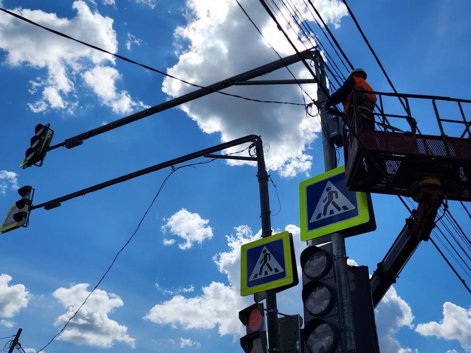 Движение машин на Каширском шоссе в Домодедове теперь регулирует новый светофор