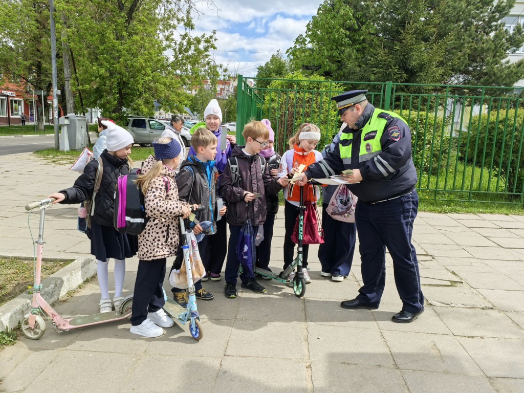 Госавтоинспектор объяснил детям, как безопасно пользоваться самокатами и гироскутерами