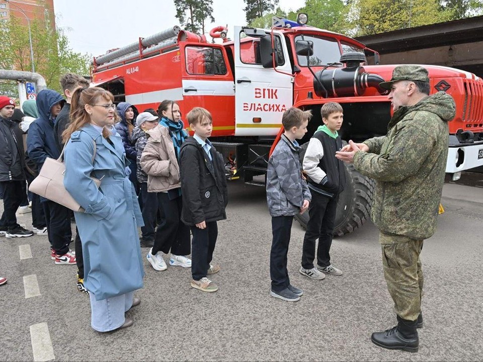 Школьники познакомились с буднями пожарных Власихинского гарнизона