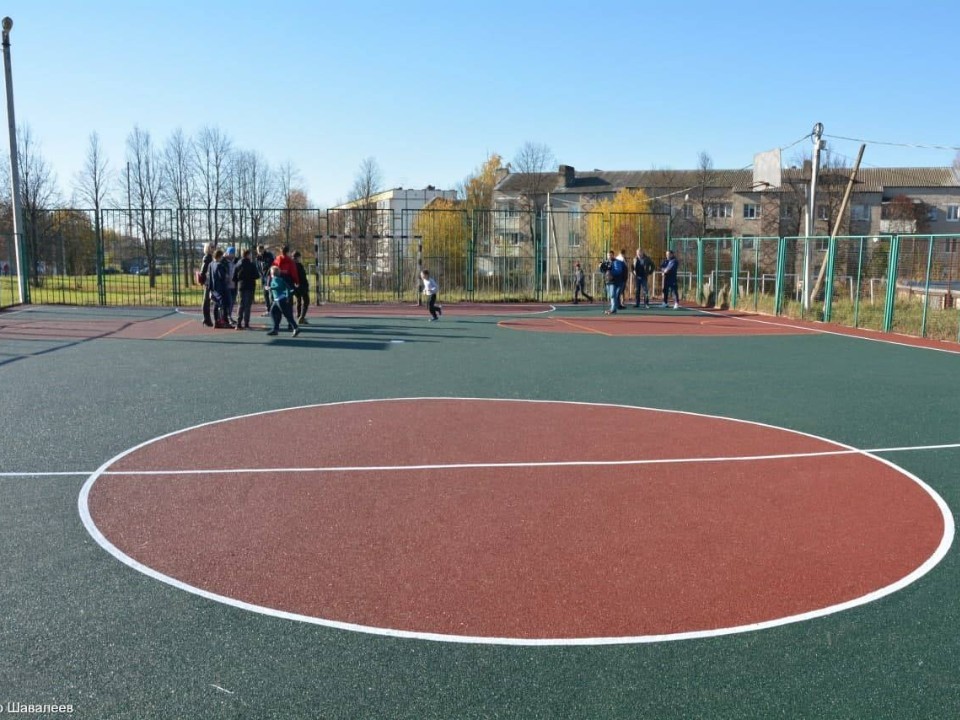 Рабочие в Бужанинове согласились уступать спортплощадку детям