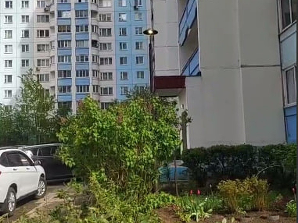 На улице Связистов починили фонарь, который мешал жителям спать спокойно