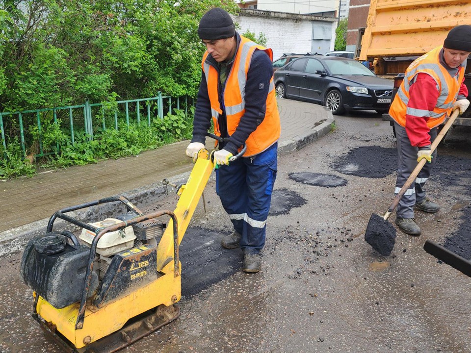 В Ивантеевке залатали дорожные ямы во дворе на улице Толмачева