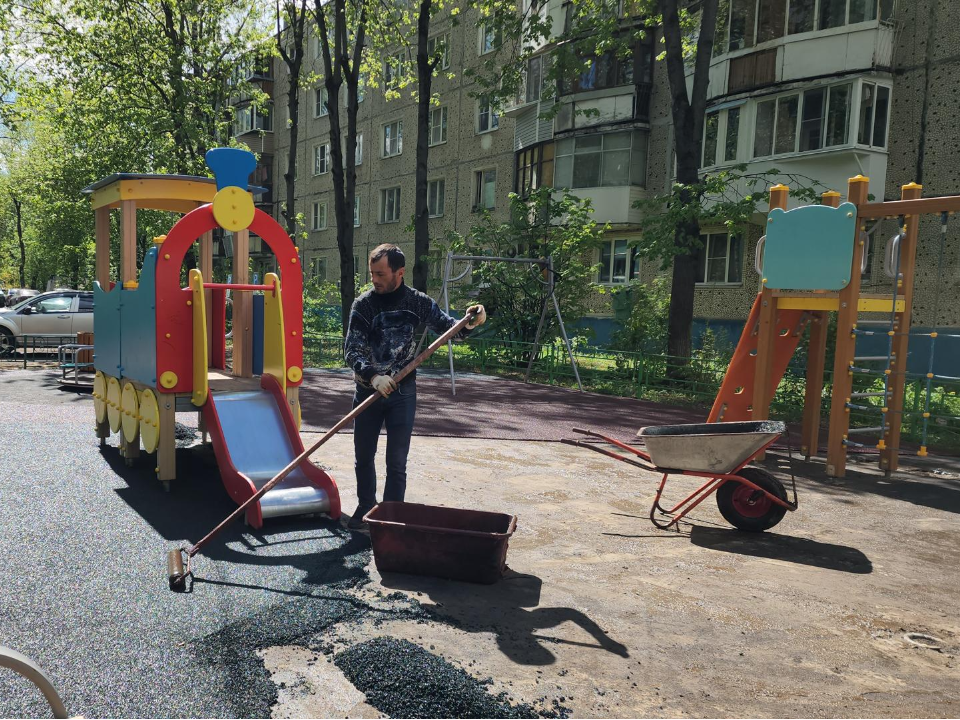 Покрытие на детской площадке обновили в лобненском микрорайоне Букино