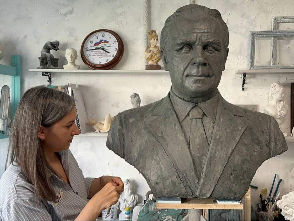 Ученики школы искусств помогают в создании памятника летчику-герою из Домодедова