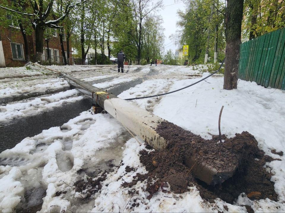 Рухнувший столб на 2-й Центральной в Дмитрове быстро вернули на место