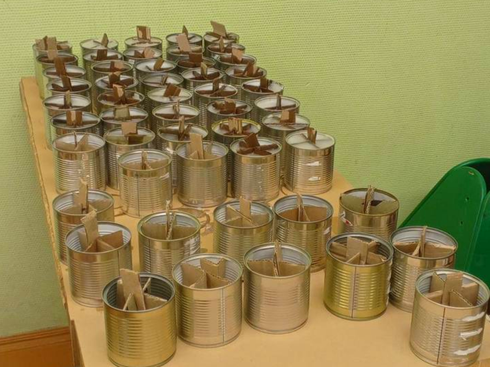 Школьники из Можайска залили партию окопных свечей для бойцов СВО