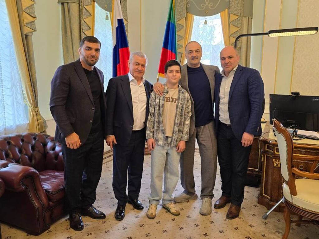 Спасшему ребенка школьнику из Домодедова подарили перчатки чемпиона UFC Ислама Махачева