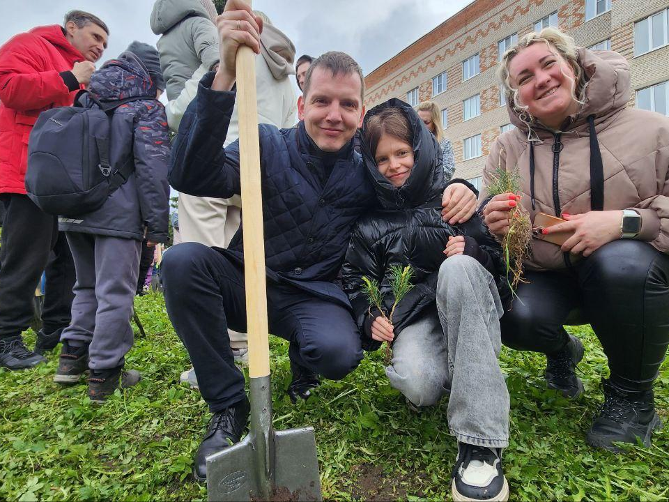 Новую Аллею многодетных семей высадили перед дмитровским роддомом