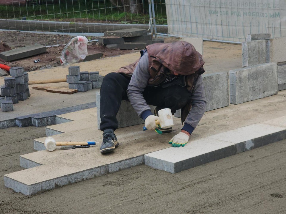Пешеходные дорожки мостят плиткой в сквере на Пролетарском проспекте