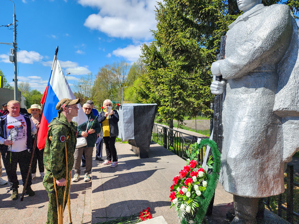 Бойцы СВО возложили цветы к мемориалу воинской славы в Подольске
