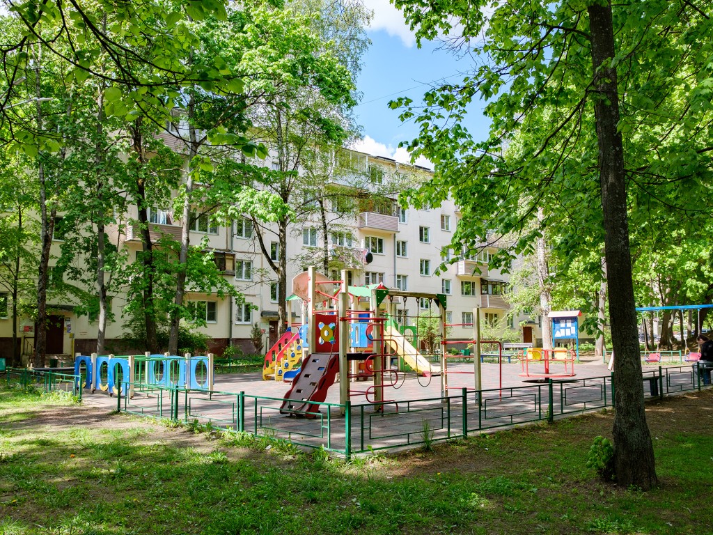 В Рошале на улице 3-го Интернационала обновили ограждение на детской площадке