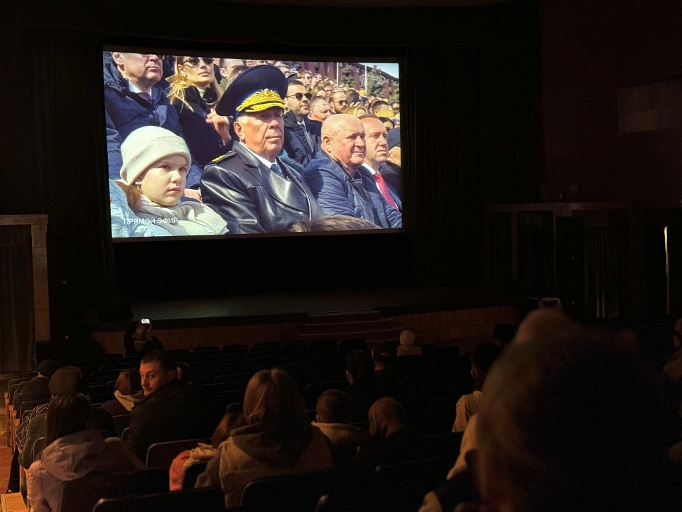 Жители Ленинского округа посмотрели Парад Победы в кинотеатре «Искра»