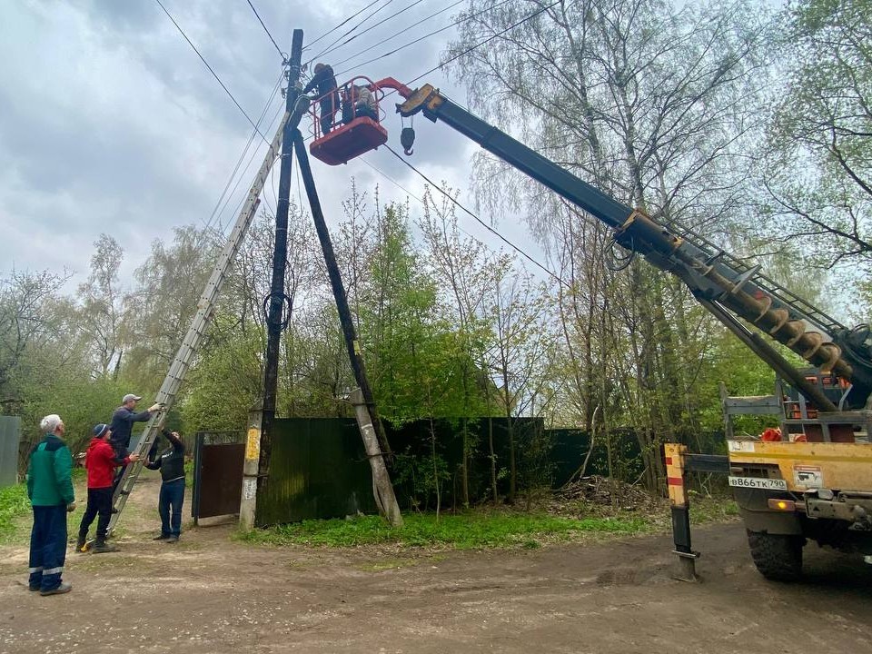 Два Дмитрия с командой трое суток спасают Хотьково от «подарков» урагана