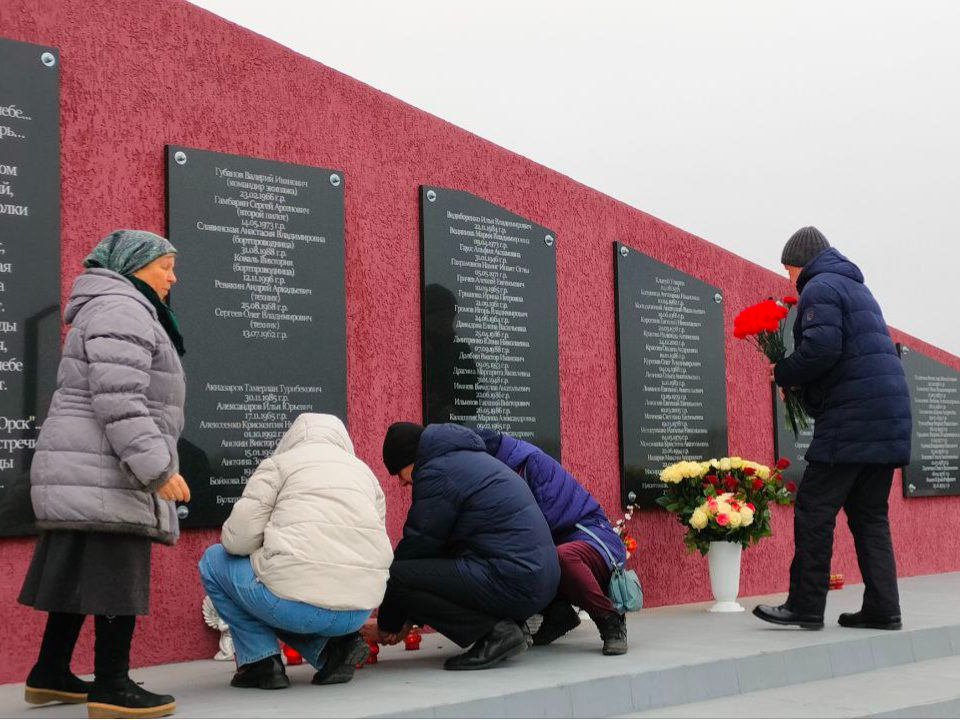 Памятник с именами 71 погибшего появился на месте авиакатастрофы в Раменском
