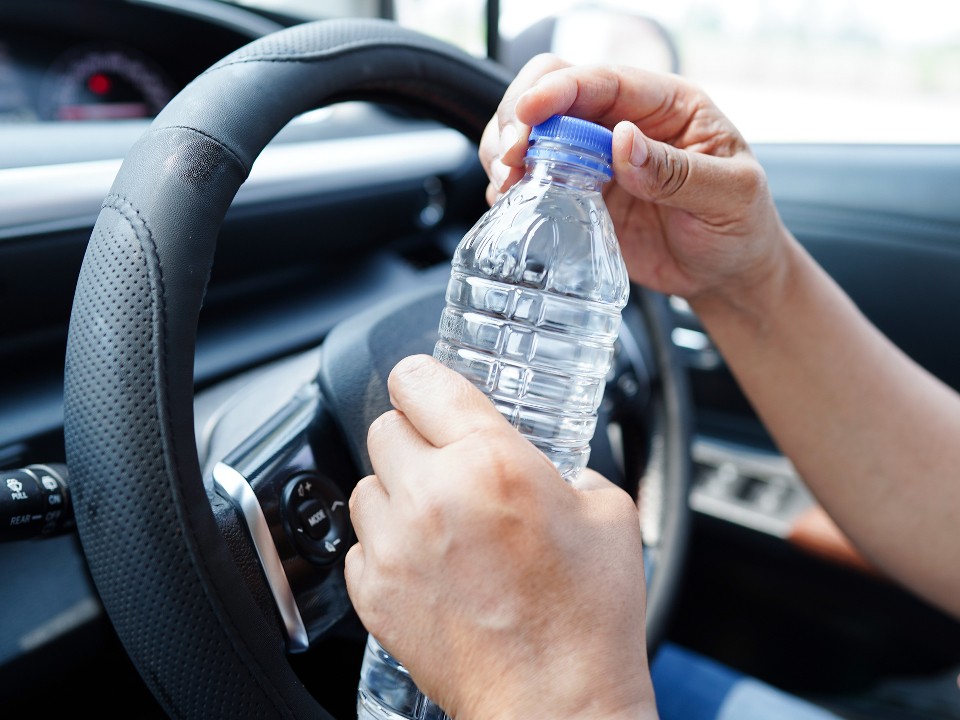 Бесплатную воду раздают автомобилистам в Краснознаменске