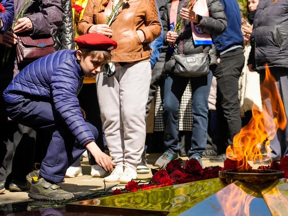 В Электроуглях молодые мастера сделали сеть из георгиевских лент в честь 80-летия Победы