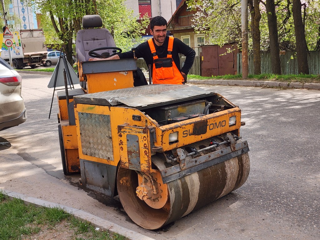 Дорожники выровняли опасные ямы на улице Дружбы, не мешая движению