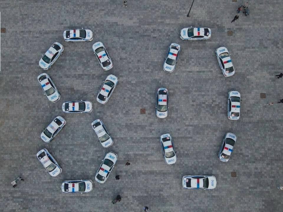 Машины выстроили в Дмитрове в гигантскую цифру в честь Дня Победы