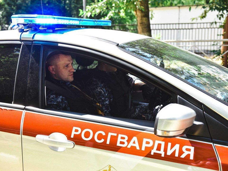 В Москве росгвардейцы задержали пассажиров, которые избили таксиста и угнали авто