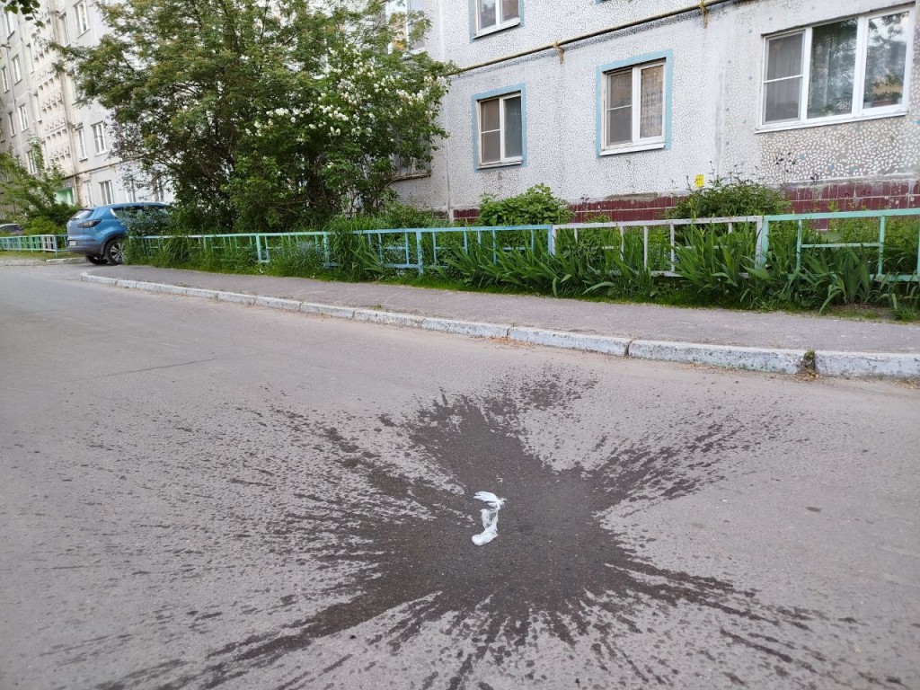 В Воскресенске из многоэтажки сбросили пакет с водой на прохожих