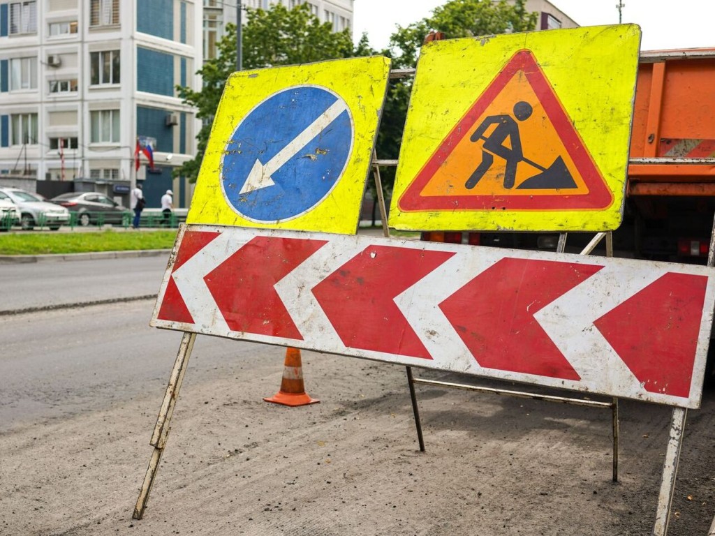 Коммунальщики устранили прорыв трубопровода под дорогой в деревне Скурыгино