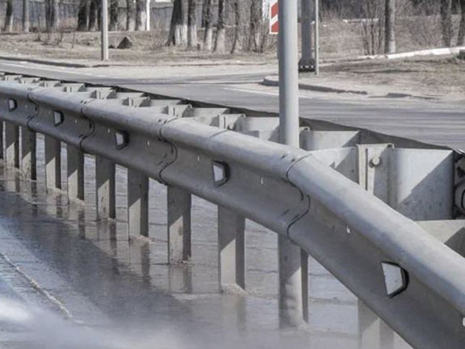 В Лосино-Петровском отремонтировали ограждения на Чехова