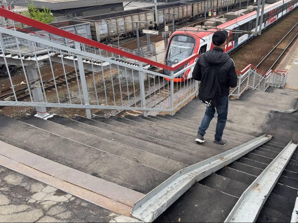 Пешеходный мост на железнодорожной станции в Одинцове преобразился