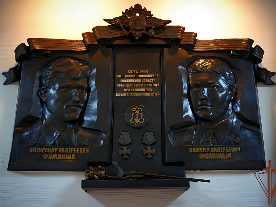 Росгвардейцы почтили память героев, погибших в Реутове 26 лет назад