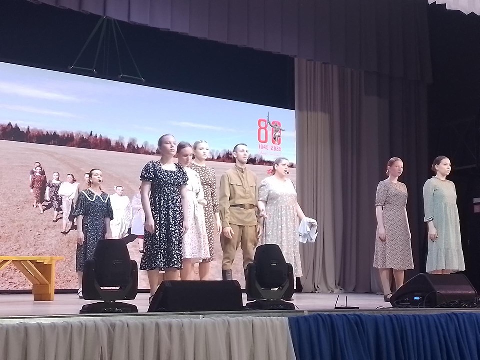 Жители Восхода почтили память героев на фестивале военной песни