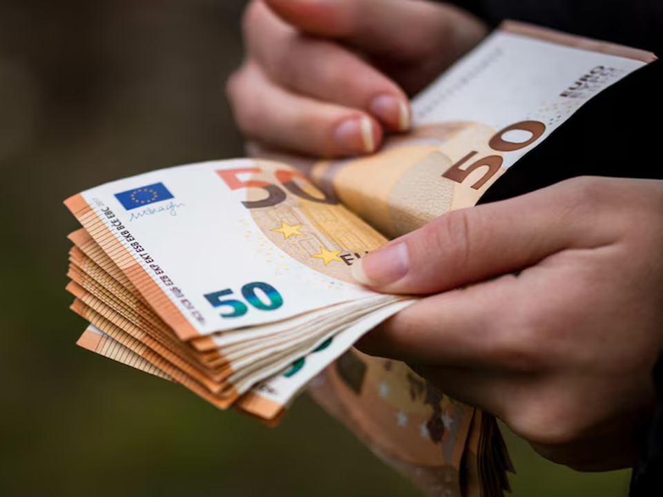 В апреле продажи евро значительно превысили покупки