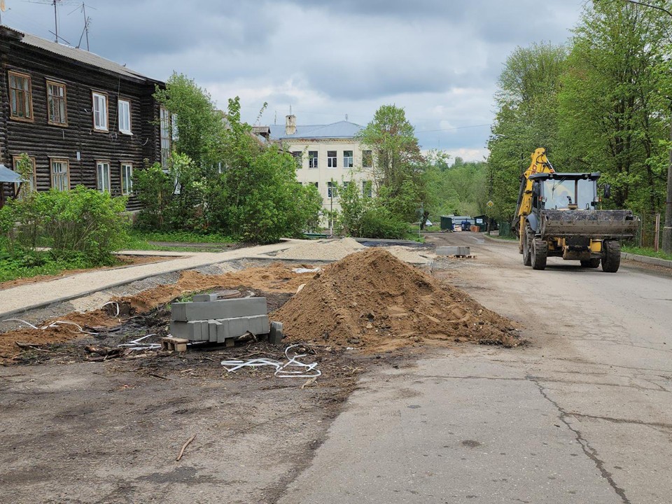 Новые тротуары и парковочные места оборудуют в одном из фряновских дворов