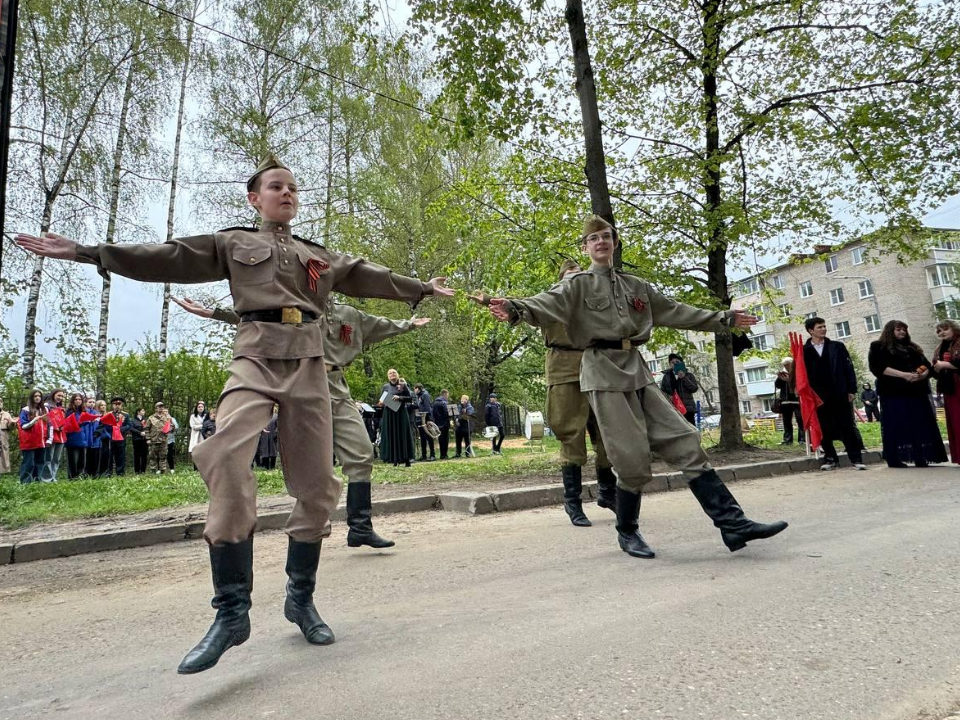 Ветерана Клавдию Ровинскую в Можайске поздравили с Днем Победы концертом у дома