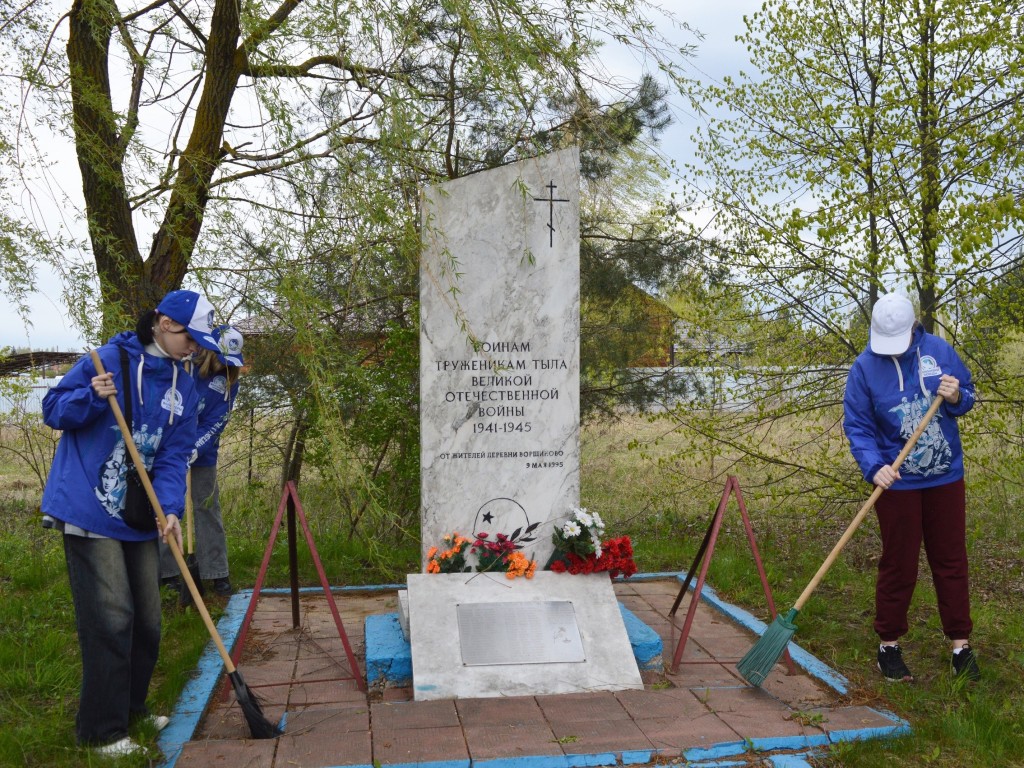 В Ворщикове привели в порядок памятник героям ВОВ