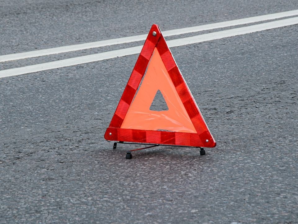 В Звенигороде машину отнесло на край тротуара после столкновения