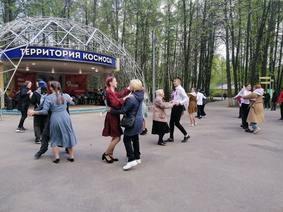 Вальс Победы станцуют горожане в Королеве вечером 5 мая