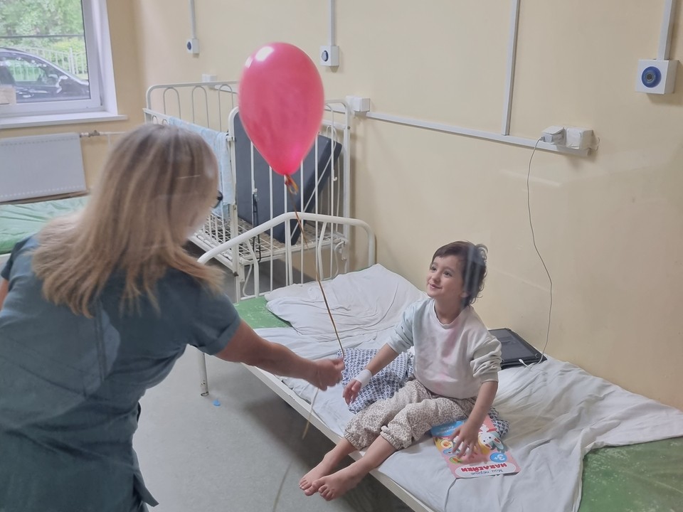 Праздник в палатах: маленькие пациенты получили подарки ко Дню защиты детей