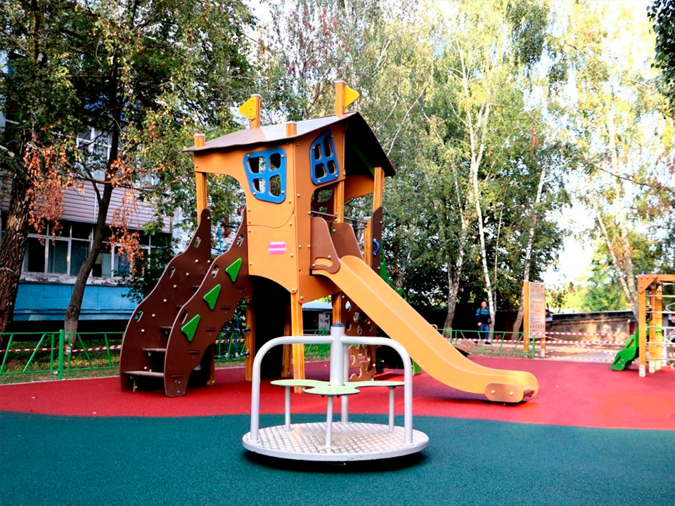 Новые игровые комплексы установят на детской площадке в Гололобове