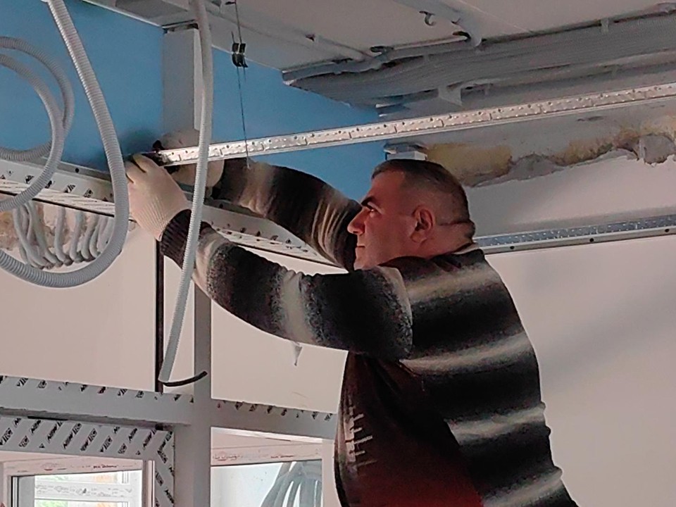 В школе № 21 монтируют подвесные потолки и оборудуют современный фасад