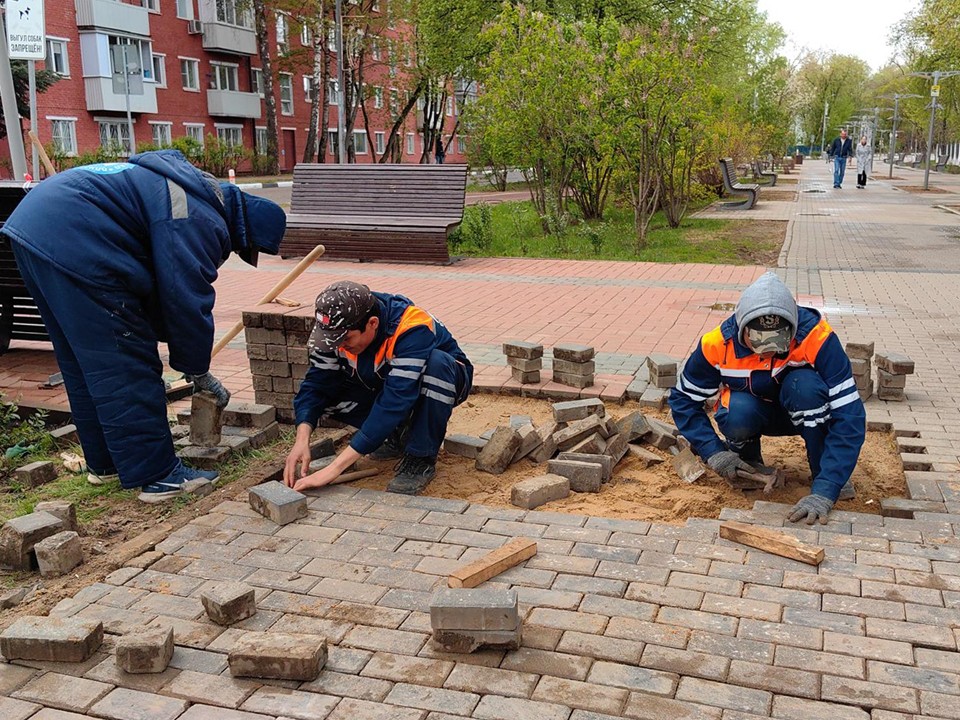 Специалисты восстановили брусчатку на проблемном участке Парковой улицы