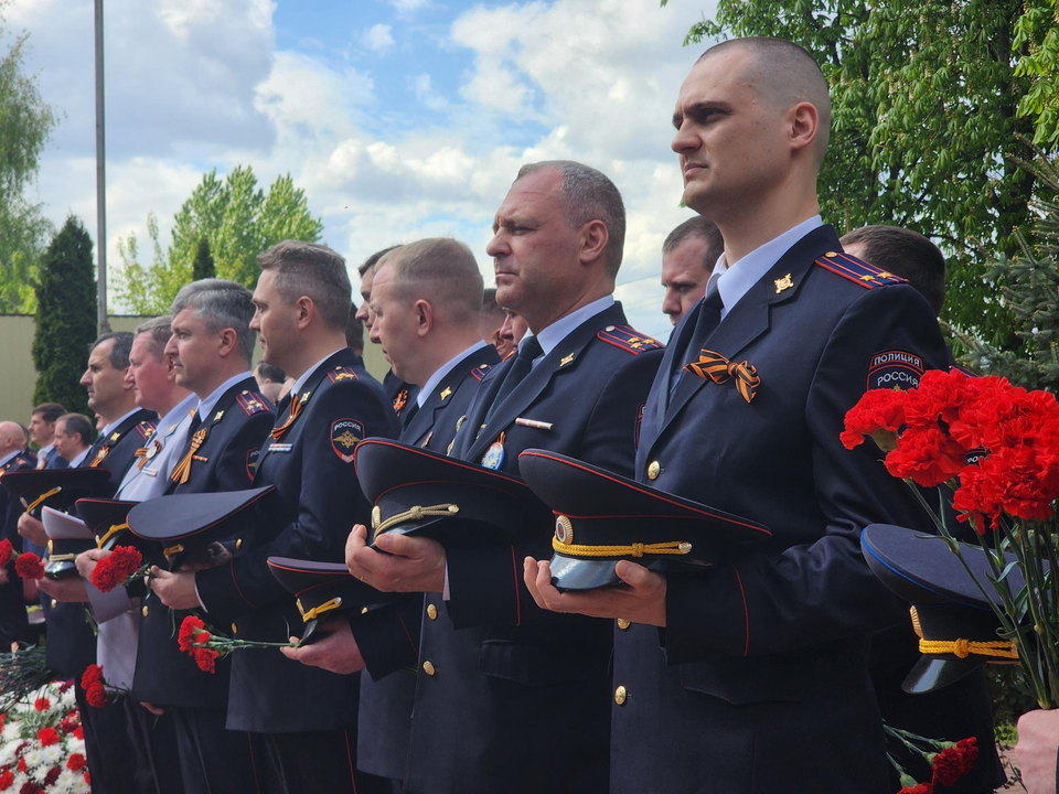 Сотрудники люберецкой полиции возложили цветы к мемориалу героев ВОВ