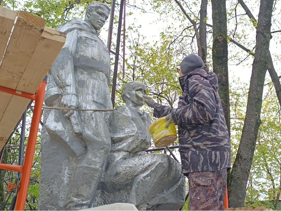 Реконструкцию памятника воинам начали в микрорайоне Лобни Красная Поляна