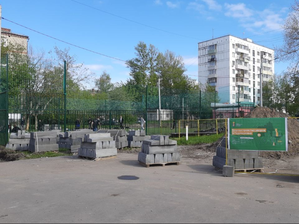 На улице Жарова возле домов №37 и №39 уложат асфальт и обустроят парковку