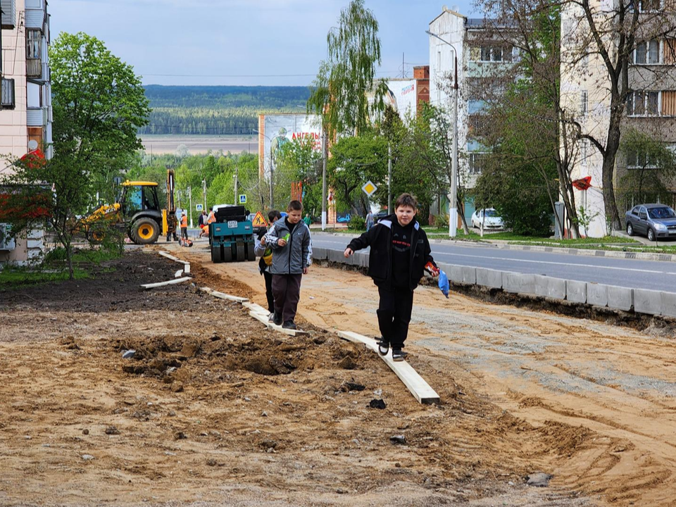 Подушку из щебня и песка уложили для обустройства тротуаров в Кашире на Садовой