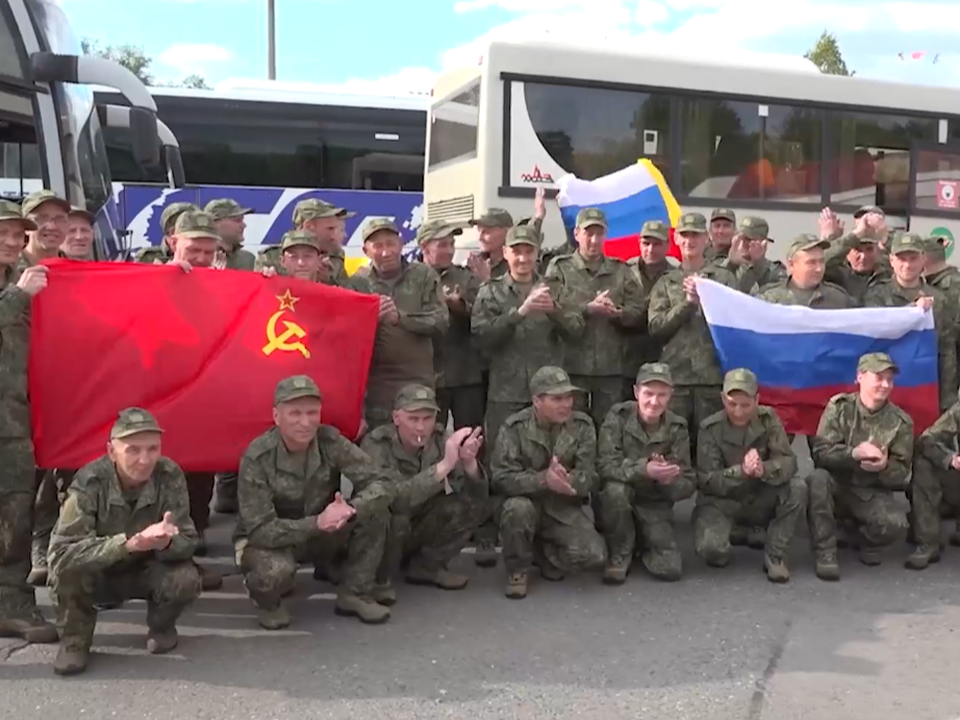 В Подмосковье приземлился самолет с освобожденными из плена российскими военными