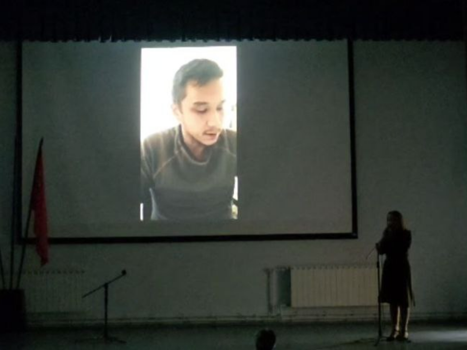 Память о «Соловье»: мама погибшего бойца СВО спела его песню на сцене в Ясенках