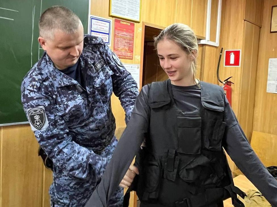 Школьники в Серпухове примерили форму росгвардейцев на Дне открытых дверей