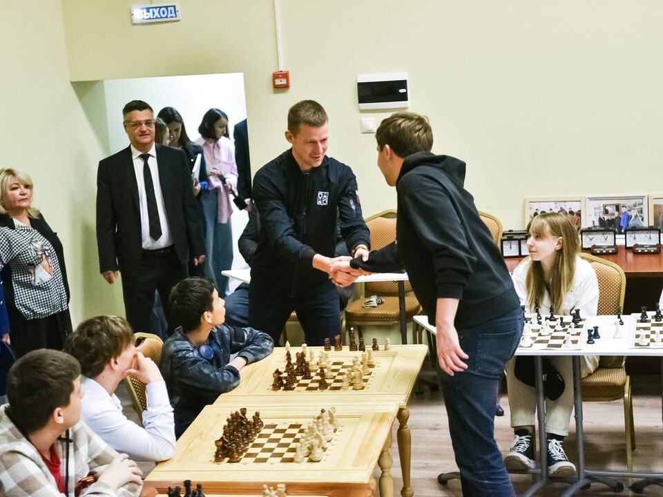Международный гроссмейстер провел сеанс одновременной игры в Балашихе