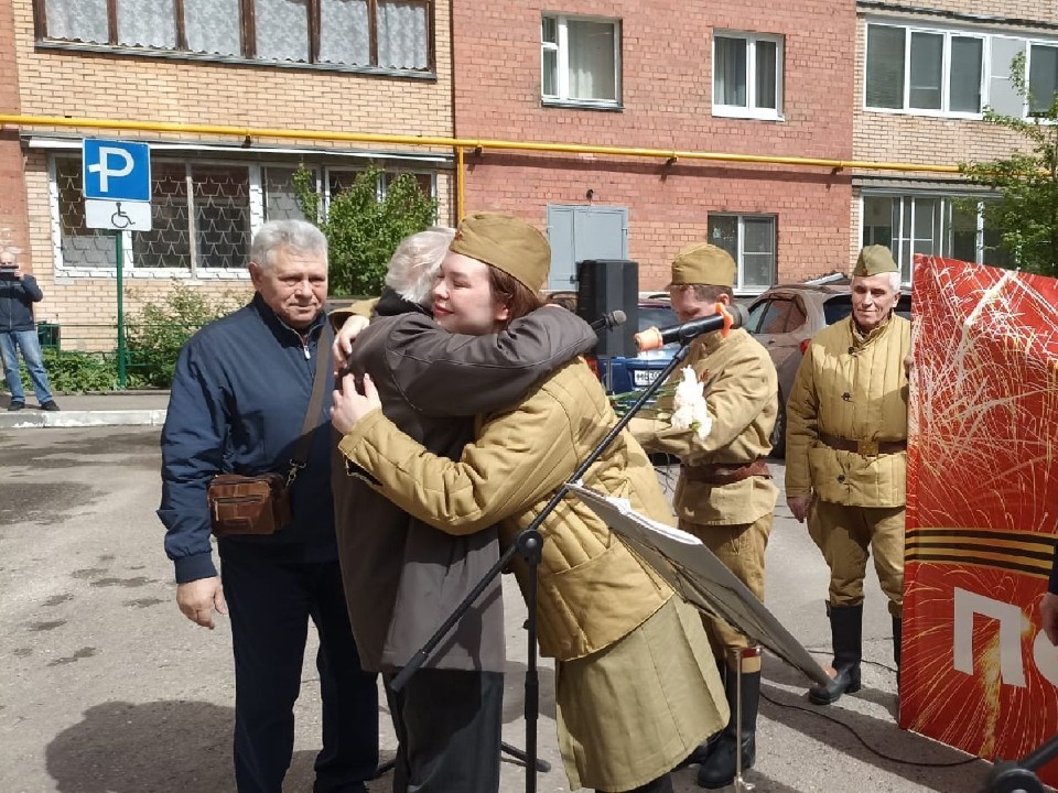 Во дворах ветеранов Сергиева Посада артисты исполнили песни военных лет