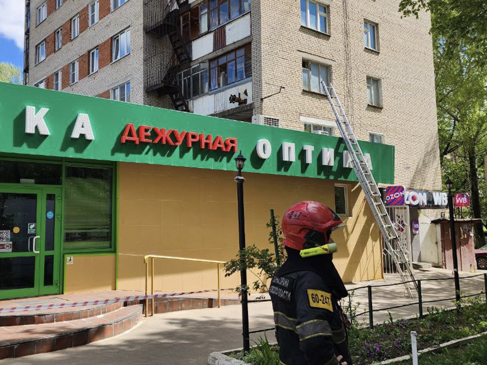 В Подольске экстренные службы работают на месте застрявшей в фасаде дома части боеприпаса